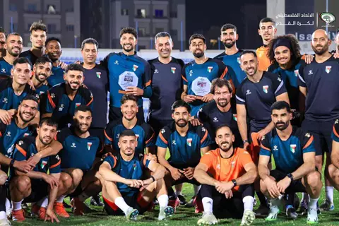  منتخب فلسطين يكرم وسام أبو علي بعد فوزه بالدوري مع الأهلي